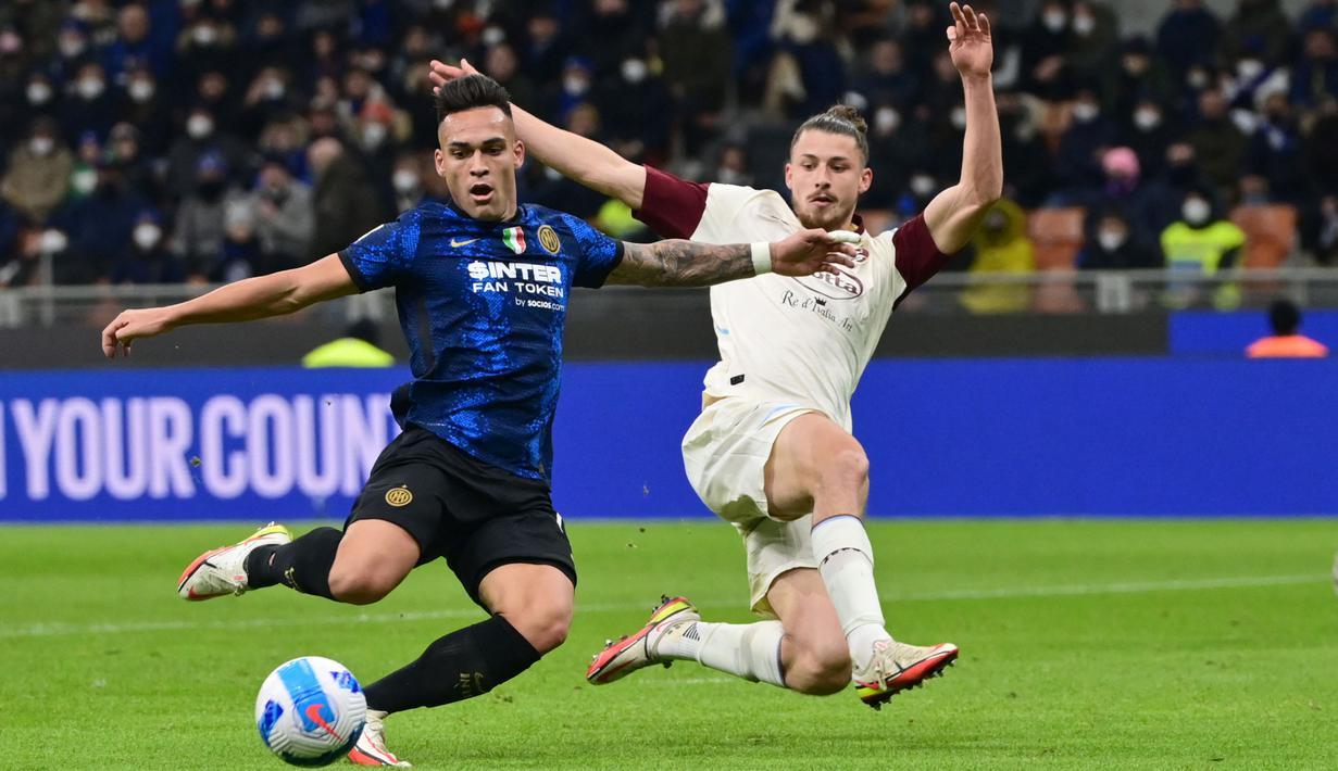Unggul dua angka di babak pertama atas nama dirinya, Lautaro Martinez akhirnya membuat hattrick pada menit ke-56. Kali ini berawal dari umpan silang Edin Dzeko. (AFP/Miguel Medina)
