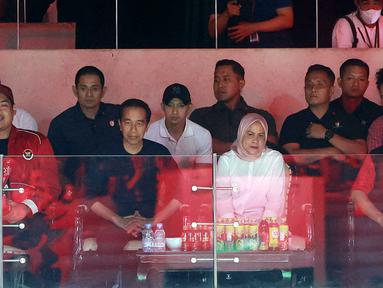 Presiden Joko Widodo dan ibu negara, Iriana menyempatkan diri menonton pertandingan semifinal tunggal putra Indonesia Open 2023 yang mempertemukan Anthony Sinisuka Ginting melawan wakil China, Li Shi Feng di Istora Senayan, Jakarta, Sabtu (17/6/2023) malam WIB. (Bola.com/M Iqbal Ichsan)