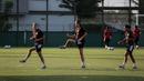 Pemain Timnas Indonesia, Felicia Victoria de Zeeuw (kiri) dan Emily Julia Frederica Nahon (tengah) melakukan pemanasan saat latihan jelang laga Kualifikasi Piala Asia 2026 yang berlangsung di lapangan latih Jakarta International Stadium (JIS), Jakrata Utara, Jumat (20/06/2025). (Bola.com/Bagaskara Lazuardi)
