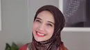 Menggunakan hijab motif juga selalu membuat seseorang terlihat menawan. Bahkan, dengan tambahan aksesoris bros pada hijab seperti Kia ini juga menambah detail penampilan. (Liputan6.com/IG/@zaskiasungkar15)