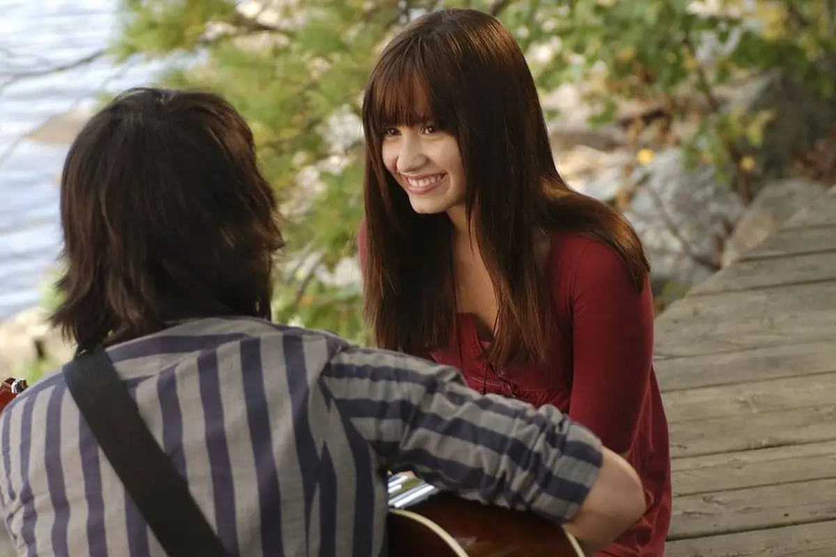 [Bintang] Belajar Menghargai Diri dari Demi Lovato di Film Camp Rock