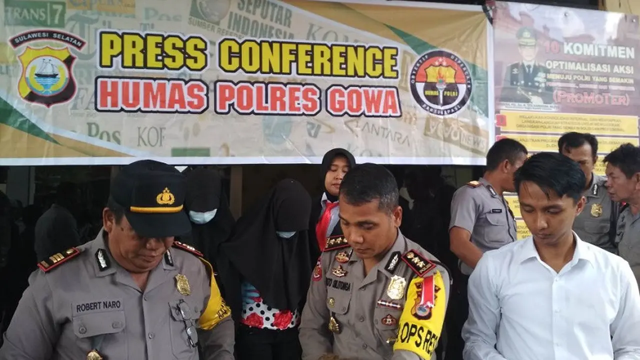 Gonggongan Anjing Kuak Keberadaan Janin Bayi Terbungkus Jilbab Putih