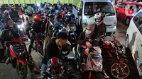 Sejumlah pemudik motor mengantre menaiki kapal di Pelabuhan Merak, Banten, Rabu (5/5/2019) dini hari. Satu hari sebelum larangan mudik diberlakukan pada 6 Mei 2021, para pemudik yang akan menuju Pulau Sumatera mulai memadati Pelabuhan Merak. (Liputan6.com/Herman Zakharia)