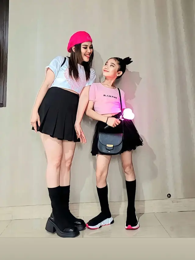 Potret Ayu Ting Ting dan Bilqis nonton konser BLACKPINK. (Foto: Instagram/ayutingting92)