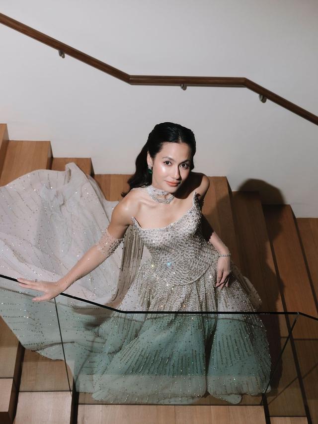 6 Pesona Elegan Pevita Pearce Resmi Menikah dengan Crazy Rich Malaysia, Kenakan Gaun Pengantin Bertabur 70.000 Kristal