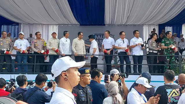 Menteri BUMN Erick Thohir memberangkatkan puluhan ribu peserta mudik gratis BUMN, di Monumen Nasional, Jakarta, Jumat (5/4/2024). (Arief/Liputan6.com)