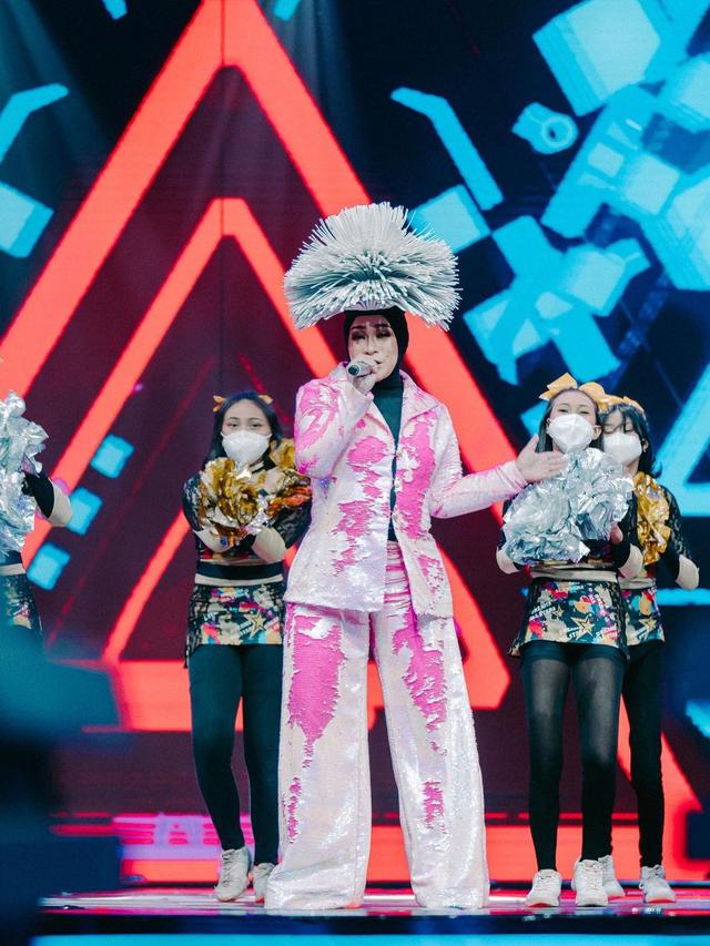 Makin Langsing, Ini 7 POtret Terbaru Melly Goeslaw yang Curi Perhatian