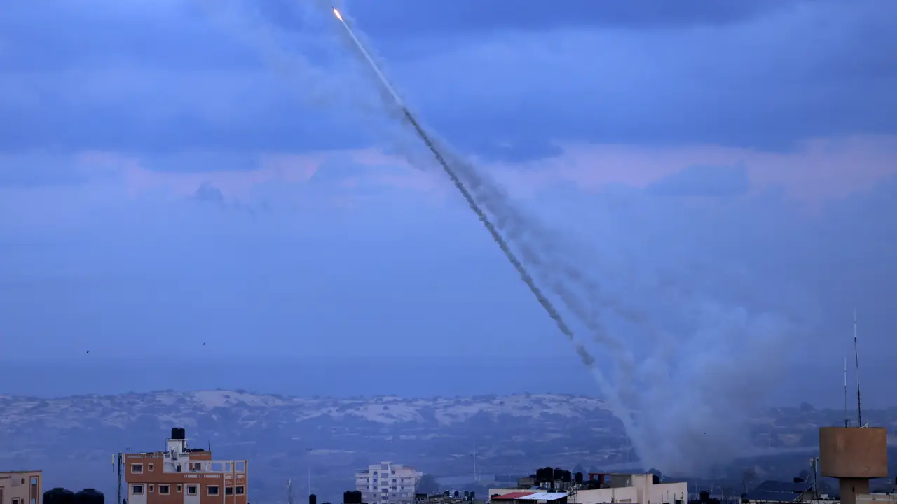 Militan Palestina meluncurkan puluhan roket ke Israel
