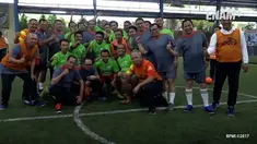 Presiden Joko Widodo mengisi kegiatan sore dengan bermain futsal. Jokowi mengajak para menteri Kabinet Kerja melawan awak media Istana