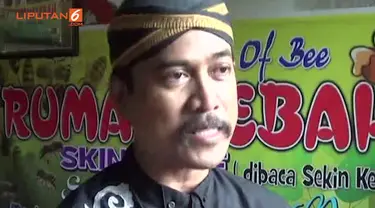 Tejo Asmoro pawang lebah dari Tegal, Jawa Tengah. memiliki cara unik, dalam melakukan perawatan kulit wajah. Makser atau facial wajah menggunakan madu dan lebah madu. 