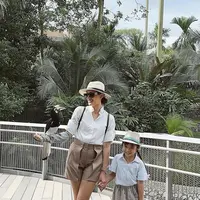 Lihat di sini gaya kompak ibu-anak Anissa Aziza dan Alinea dengan safari style yang menginspirasi. [@anissaaziza].