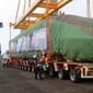 Pekerja dengan dibantu alat berat menurunkan rangkaian kereta cepat di Pelabuhan Tanjung Priok, Jakarta Utara, Jumat (2/9/2022). PT KCIC mengatakan dua trainset atau rangkaian kereta cepat telah tiba. (Liputan6.com/Herman Zakharia)