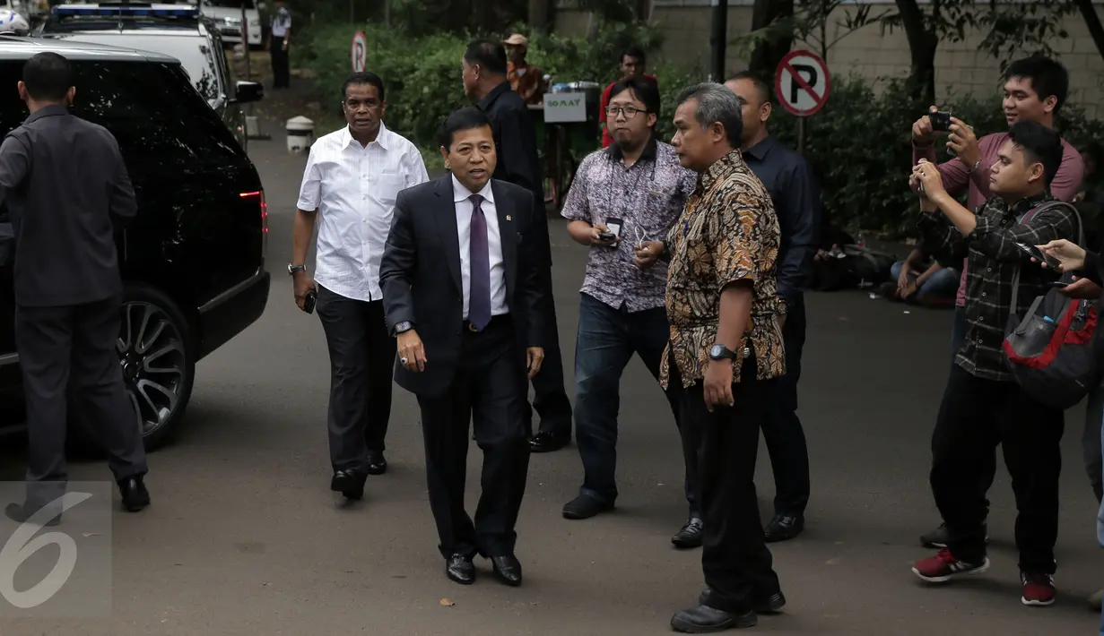 Ketua DPR RI, Setya Novanto (tengah) bersiap menemui Ketua Umum Partai Gerindra Prabowo Subianto di kediaman Jalan Kertanegara, Jakarta, Kamis (1/12). Keduanya melakukan pertemuan secara tertutup. (Liputan6.com/Helmi Fithriansyah)