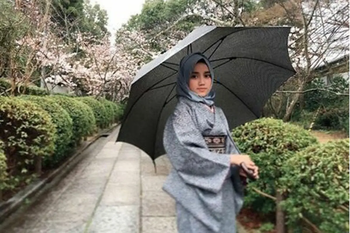 [Bintang] 10 Gaya hijab Wirda Mansur