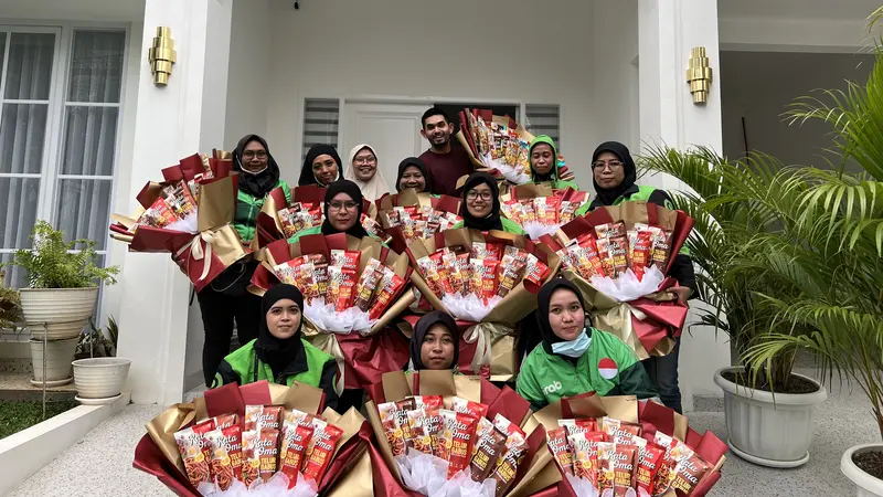 Amritsa Raje mengaku mempersiapkan kejutan untuk ibundanya. Ia memesan Telur Gabus Kata Oma yang dibawa para kurir ojol wanita dengan kemasan buket yang cantik.