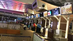 Aktivitas sejumlah orang di Terminal 3 Bandara Internasional Soekarno-Hatta, Tangerang, Kamis (30/4/2020). Dibatalkannya sebagian besar penerbangan akibat pembatasan moda transportasi guna mencegah penyebaran Covid-19 menyebabkan kondisi bandara jauh lebih sepi. (Liputan6.com/Immanuel Antonius)