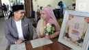 Suasana prosesi pernikahan sepasang pengantin di KUA Pamulang, Tangerang Selatan, Selasa (22/2/2022). Sebanyak 10 pasangan menjalankan akad nikah di KUA Pamulang pada hari ini yang dianggap memiliki tanggal cantik. (merdeka.com/Arie Basuki)