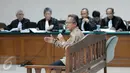 Terdakwa dugaan suap panitera dan hakim PTUN Medan, Tripeni Irianto Putro memberi keterangan saat sidang lanjutan di Pengadilan Tipikor, Jakarta, Kamis (12/11). Tripeni mengaku menerima sejumlah uang dari pengacara OC Kaligis (Liputan6.com/Helmi Afandi)