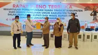 Suasana rapat pleno KPU Kabupaten Tuban terkait rekapitulasi perhitungan suara tingkat kabupaten. (Liputan6.com/Ahmad Adirin)