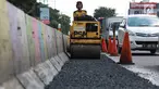 Petugas Bina Marga Pasar Minggu menambal jalan yang rusak di Jalan Raya Ragunan, Jakarta, Senin (22/4). Petugas mengaku bahwa keberadaan beton pembatas jalan justru membuat jalan di kawasan tersebut selalu rusak setiap hujan deras karena menimbulkan genangan air. (Liputan6.com/Immanuel Antonius)