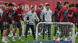 Senyum pelatih Arsenal, Mikel Arteta (tengah) pada sesi latihan jelang leg kedua semifinal Liga Champions melawan Atletico Madrid di Emirates Stadium, London, Rabu (6/5/2026) dini hari WIB. (AFP/Glyn Kirk)
