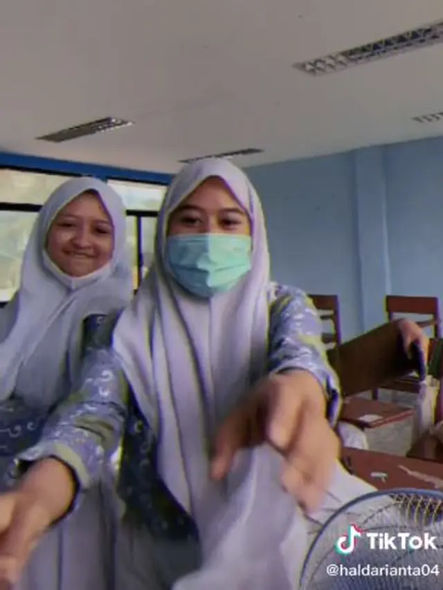 6 Potret Halda Adik Arafah Rianti saat Pakai Seragam SMA Ini Curi Perhatian