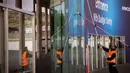 Pekerja membersihkan jendela di salah satu pintu masuk lokasi pameran Mobile World Congress (MWC) 2020 di Barcelona, Spanyol, Selasa (11/2/2020). MWC 2020 dibatalkan setelah sejumlah vendor ternama memutuskan menarik diri karena ancaman virus corona. (AP Photo/Emilio Morenatti)