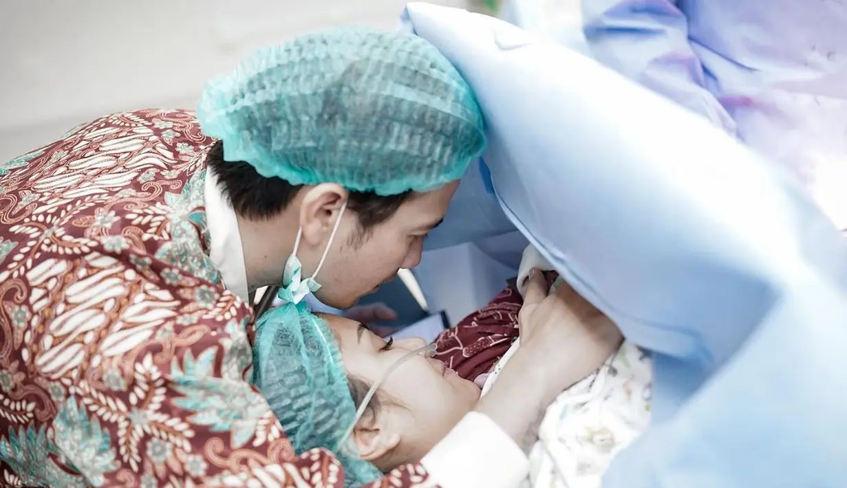 Bersama kabar bahagia itu, Gya Sadiqah mengunggah 7 foto ke medsos, yang mengungkap detik-detik persalinan dibantu para dokter. Tarra Budiman memberi dukungan moral di ruang operasi. Salah satu momen memperlihatkan Gya Sadiqah bersama bayinya yang ditudungi selimut biru muda. Tarra Budiman dengan luaran batik lengan panjang antusias melihat buah hatinya kali pertama. (Foto: Bukaan Moment dari Instagram @gyaps)