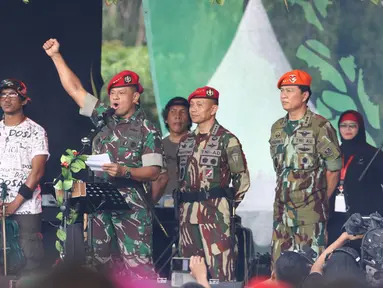 Panglima TNI Jendral Gatot Nurmantyo membaca pointer pernyataan Panglima TNI di lapangan Kopassus grup 1, Serang,  Banten, Minggu (30/10). Dalam pernyataannya, TNI tidak akan mentolerir gerakan yang ingin memecah belah bangsa. (Liputan6.com/Helmi Affandi)
