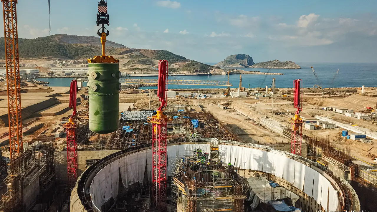 Direktur Utama Akkuyu Nuclear Sergey Borisovich Butskikh pada Selasa (21/10/2025) memaparkan tantangan, kemajuan, serta kontribusi proyek terhadap industri lokal dan lingkungan (Dok. PLTN Akkuyu).