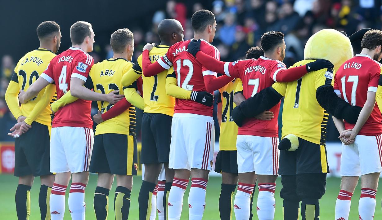 Pemain Watford dan MU memberikan penghormatan kepada korban teror Paris sebelum memulai pertandingan dalam lanjutan Liga Inggris di Stadion Icarage Road, Watford, Sabtu (21/11/2015). (AFP Photo/Ben Stansall)