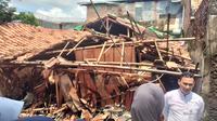 Rumah milik seorang nenek di Kelurahan Sukarasa, Kota Tangerang tiba-tiba roboh di tengah guyuran hujan gerimis. Nenek Tati yang berada di dalam rumah terluka tertimpa reruntuhan. (Liputan6.com/Pramita Tristiawati)