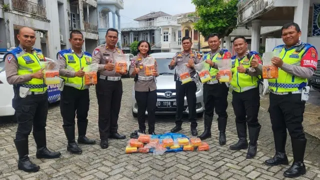 Personel Satuan Lalu Lintas Polresta Pekanbaru yang menggagalkan peredaran 20 kilogram sabu.