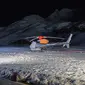 Helikopter dikerahkan dalam proses pencarian korban longsor salju di Austria pada Minggu, 25 Desember 2022. (dok. PETER RINDERER / EXPA / AFP)