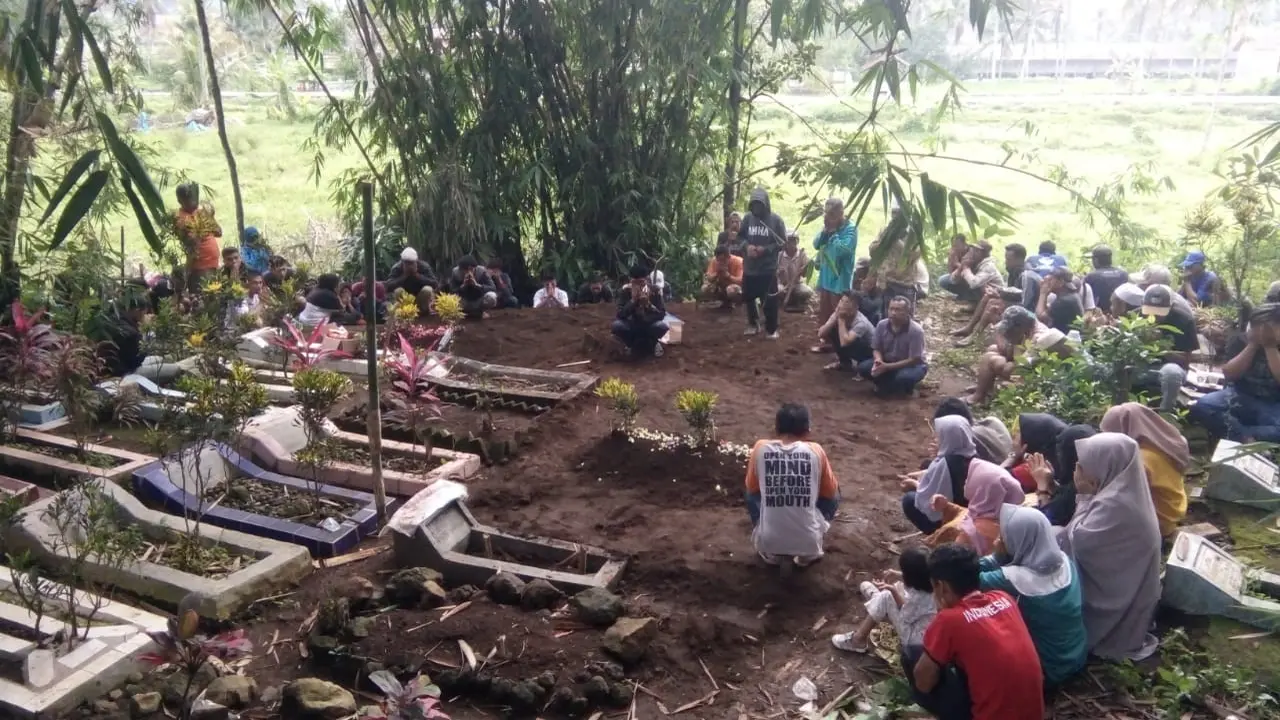 Para korban miras oplosan di Tasikmalaya, Jawa Barat akhirnya dimakamkan di tempat asalnya masing-masing