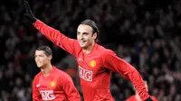 Manchester United&#039;s forward Dimitar Berbatov celebrates scoring against Celtic during their UEFA Champions League Group E match at Old Trafford in Manchester, on October 21, 2008. AFP PHOTO/ANDREW YATES 