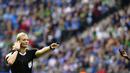 Aksi wasit wanita, Bibiana Steinhaus mendengar masukan asisten pelatih saat memimpin laga Bundesliga antara Hertha Berlin dan Werder Bremen di Berlin, Jerman (10/9/2017). Laga tersebut merupakan debut Bibiana Steinhaus. (AFP/Tobias Schwarz)