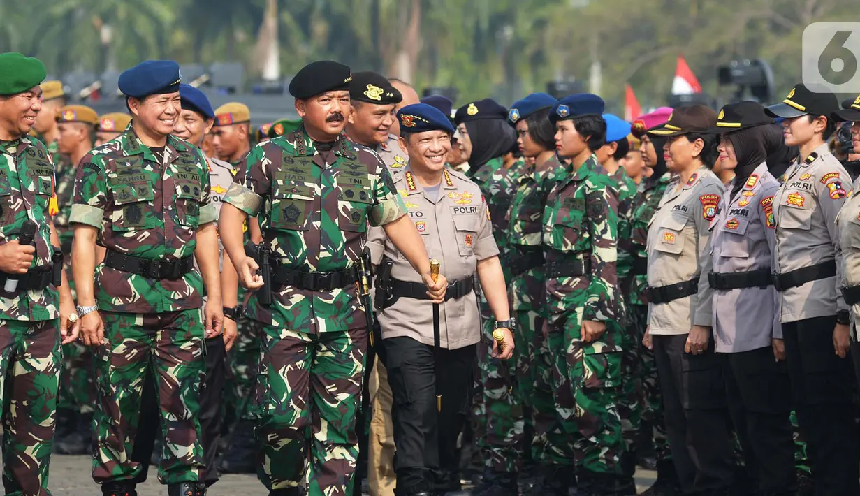 Panglima TNI Marsekal Hadi Tjahjanto dan Kapolri Jenderal Tito Karnavian memeriksa pasukan seusai apel pasukan TNI-Polri untuk pengamanan menjelang pelantikan Presiden dan Wakil Presiden terpilih di Silang Monas, Jakarta, Kamis (17/10/2019). (merdeka.com/Imam Buhori)