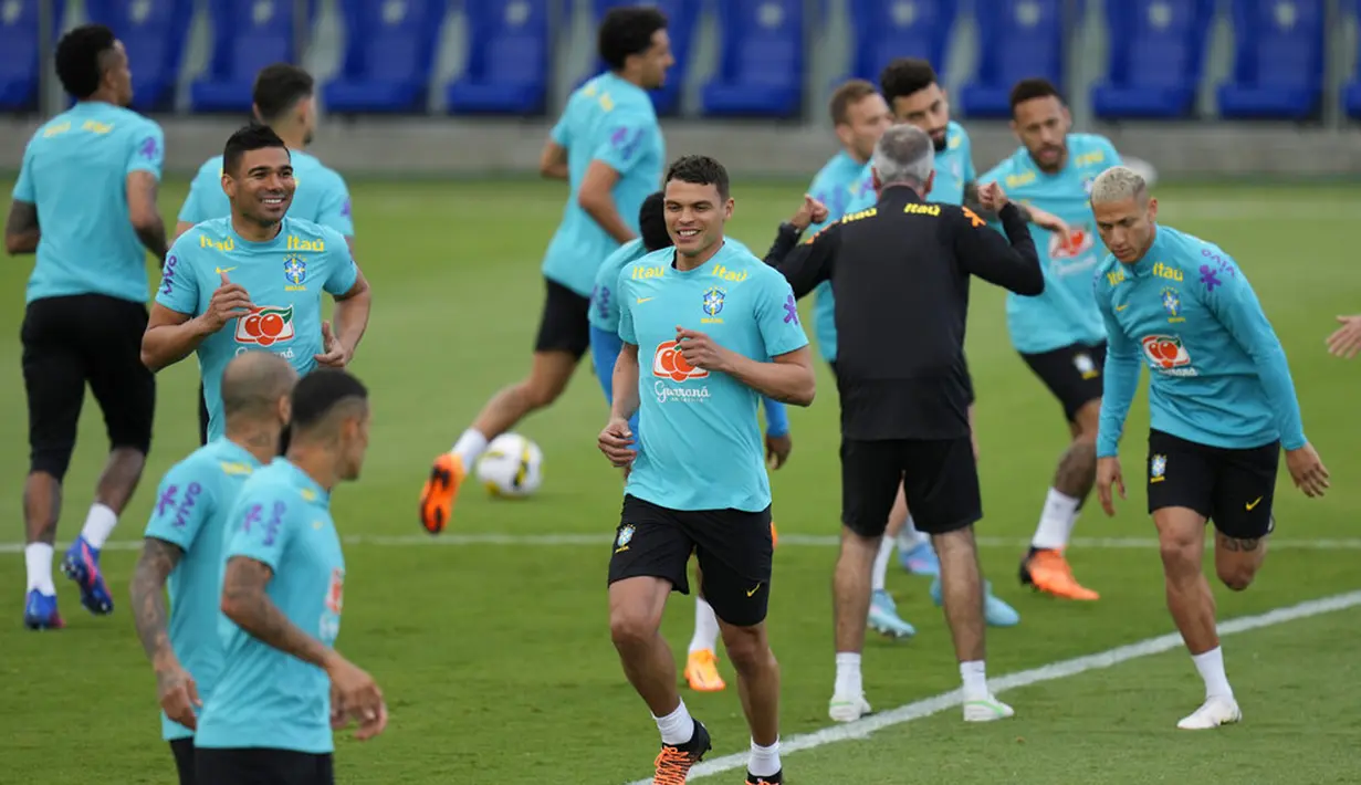 Pemain Brasil Thiago Silva (tengah) dan rekan satu timnya saat sesi latihan di pusat pelatihan Granja Comary, Teresopolis, Brasil, 23 Maret 2022. Brasil akan menghadapi Chile pada pertandingan sepak bola kualifikasi Piala Dunia 2022 di Rio de Janeiro. (AP Photo/Silvia Izquierdo)