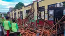 Anak-anak melihat atap bangunan kelas yang Ambruk di SD Negeri Kedaung Kompleks Bappenas, Sawangan, Kota Depok, Jawa Barat, Sabtu (16/3/2024). (merdeka.com/Arie Basuki)