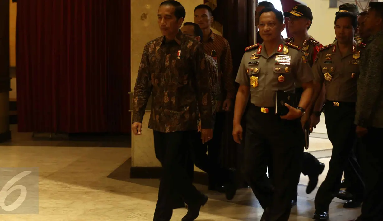 Presiden Jokowi didampingi Kapolri Jenderal Tito Karnavian tiba di Auditorium PTIK, Jakarta, Selasa (8/11). Jokowi akan memberikan arahan kepada jajaran Polri yang terlibat dalam pengamanan aksi 4 November. (Liputan6.com/Faizal Fanani)