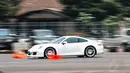 Di atas kendaraan super mewah, salah satu pengendara beradu kemampuan mengendalikan kecepatan kendaraan mereka di ajang Supercar Experience di Jakarta, Sabtu (1/11/2014). (Liputan6.com/Faizal Fanani)