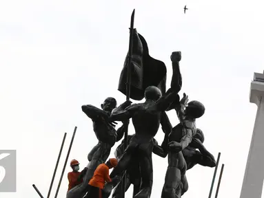 Pekerja membersihkan Patung Ikada di kawasan Monas, Jakarta, Selasa (22/11). Pembersihan dilakukan untuk melestarikan bangunan cagar budaya tersebut agar tetap terawat. (Liputan6.com/Immanuel Antonius)