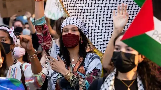 Bella Hadid Bela Palestina, Outfit Kecenya Saat Turun ke Jalan Dua Tahun Lalu Kembali Disorot