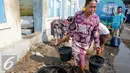 Seorang wanita membawa ember berisi air bersih di kawasan Muara Angke, Jakarta, Selasa (4/8/2015). Memasuki musim kemarau, warga kesulitan mendapatkan air bersih karena beberapa sumber air mengalami kekeringan. (Liputan6.com/Faizal Fanani)