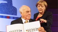 Helmut Kohl (kiri), bersama Kanselir Jerman saat ini Angela Merkel (kanan). (AFP)