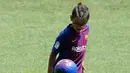 Putra gelandang baru Barcelona Arturo Vidal, Alonso Vidal mengontrol bola selama presentasi dirinya di stadion Camp Nou, Spanyol, (6/8). Vidal dibeli Barcelona dari klub Jerman, Bayern Munchen. (AP Photo/Manu Fernandez)