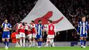 Arsenal memastikan tiket ke perempat final Liga Champions usai menang adu penalti 4-2 (1-1) atas Porto pada leg kedua babak 16 besar Liga Champions di Stadion Emirates, London, Rabu (13/3) dini hari WIB. (Adrian DENNIS/AFP)