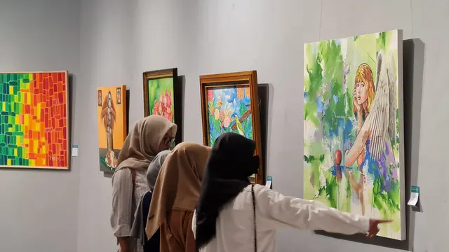 Pengunjung sedang mengamati setiap detail karya lukis di Taman Budaya Jawa Tengah pada Minggu (8/9/2024)