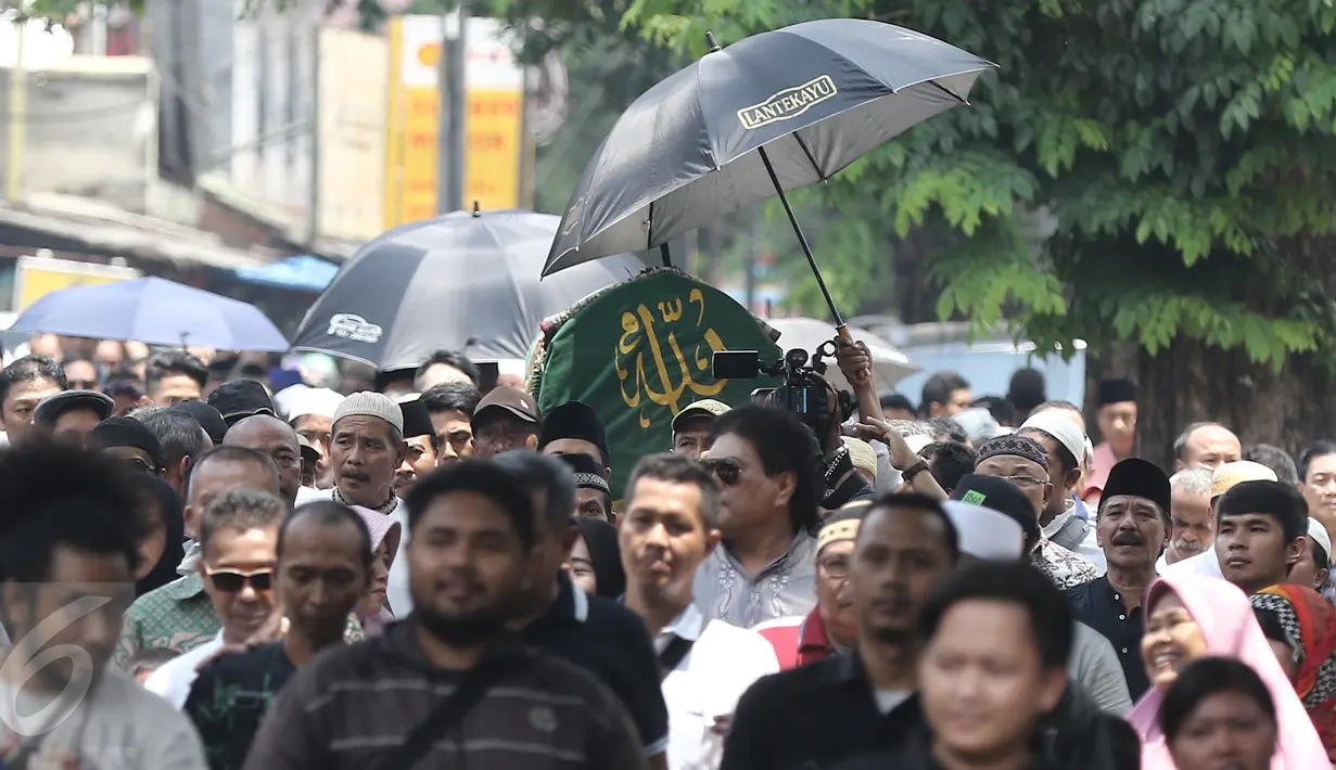 Iring-iringan keluarga, kerabat dan teman mengantarkan jenazah Alm Eko Ndaru Djumadi (Eko DJ) ke TPU Malaka, Pondok Kelapa, Jakarta, Selasa (28/03). (Liputan6.com/Herman Zakharia)